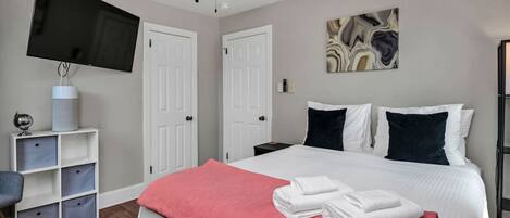 Desk, iron/ironing board, WiFi, bed sheets