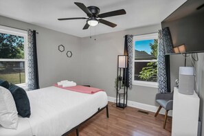 Desk, iron/ironing board, WiFi, bed sheets - Hibiscus Hideaway | Relaxing 3BR Escape (Columbia)