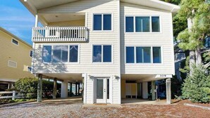 Ein mehrstöckiges Wohngebäude mit Balkon, überdachter Hauseingang und sichtbarer Hausnummer.