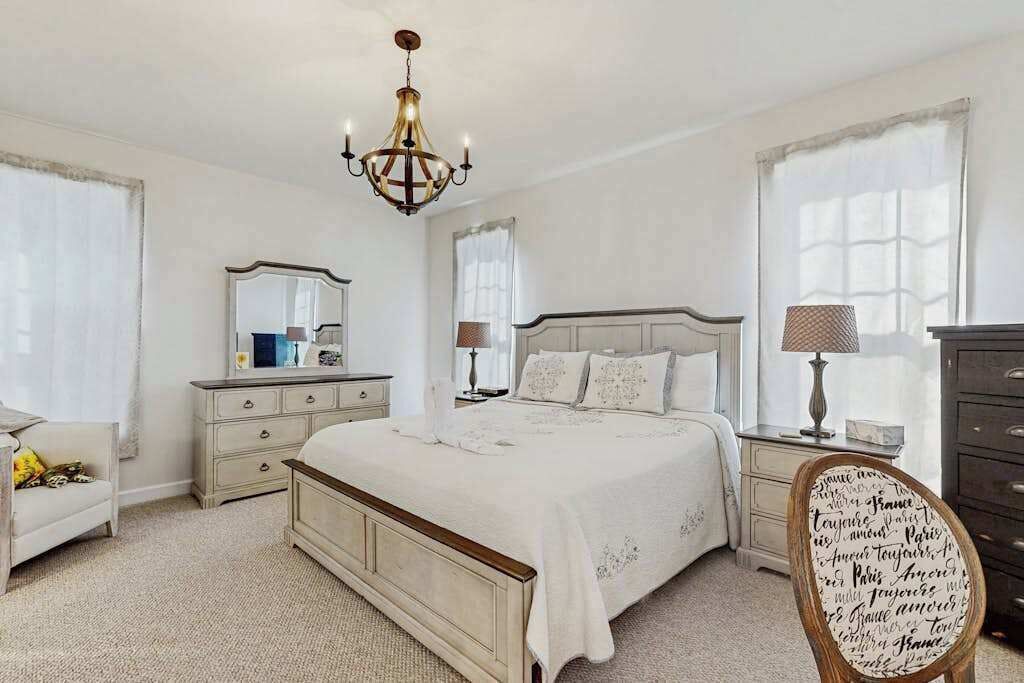 Desk, iron/ironing board, WiFi, bed sheets