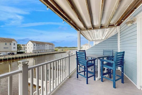 Outdoor dining - Bethany Marina dog friendly bayfront townhouse w/pool, balcony, grill (Ocean View)