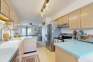 Fridge, microwave, oven, stovetop - Bethany Marina dog friendly bayfront townhouse w/pool, balcony, grill (Ocean View)