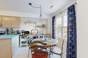 Dining - Bethany Marina dog friendly bayfront townhouse w/pool, balcony, grill (Ocean View)