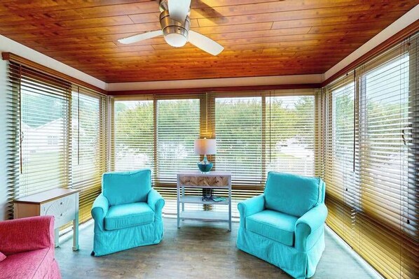 TV, offices - Bethany Meadows house w/community pool, tennis court, deck & grill (Frankford)