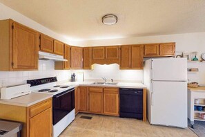 Fridge, microwave, oven, stovetop - Bethany Meadows house w/community pool, tennis court, deck & grill (Frankford)
