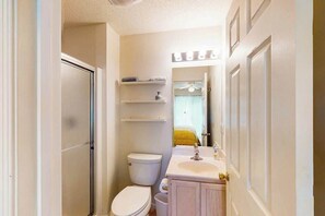 Shower, towels - Bethany Meadows house w/community pool, tennis court, deck & grill (Frankford)