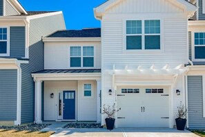 Exterior - Friendship Creek charming townhome with pool, patio, & garden views - near beach (Frankford)