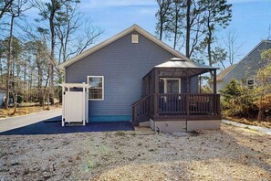 Exterior - Town of Ocean View house w/patio, outside shower, close to restaurants (Ocean View)