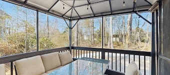 Town of Ocean View house w/patio, outside shower, close to restaurants