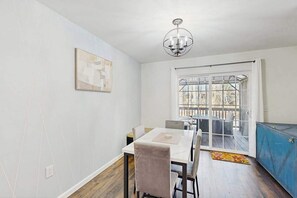 Dining - Town of Ocean View house w/patio, outside shower, close to restaurants (Ocean View)