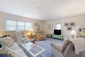 TV, offices - Bethany West Retreat W/ Shared Pool & Ideal Location Close to Trolley stop (Bethany Beach)