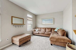 TV, DVD player - South Hampton townhome with shared pool & tennis courts (Ocean View)
