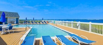 Kings Grant ocean front townhouse w/, outside shower and community pool