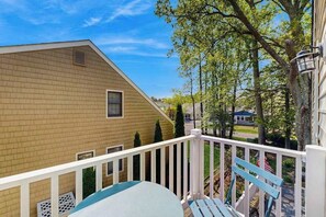 Outdoor dining - Charming Beach home with central ac, spacious Living Room and private deck (Bethany Beach)