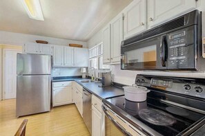 Fridge, microwave, oven, stovetop - Charming Beach home with central ac, spacious Living Room and private deck (Bethany Beach)