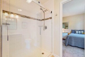 Shower, hair dryer, towels - Charming Beach home with central ac, spacious Living Room and private deck (Bethany Beach)