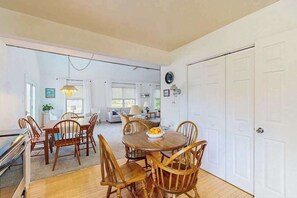 Dining - Charming Beach home with central ac, spacious Living Room and private deck (Bethany Beach)