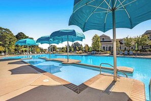 Pool - Ocean View Beach Club house with shared pool, sports courts, & gym (Ocean View)