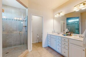 Shower, hair dryer - Ocean View Beach Club house with shared pool, sports courts, & gym (Ocean View)