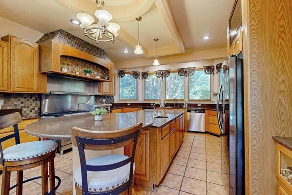 Fridge, microwave, oven, stovetop - Town of Ocean View pet friendly house with a private pool! (Bethany Beach)