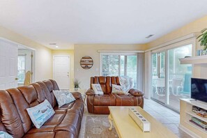 TV, fireplace, DVD player, offices - Sea Colony Tennis condo w/ basketball court, gym, pool & tennis courts (Bethany Beach)