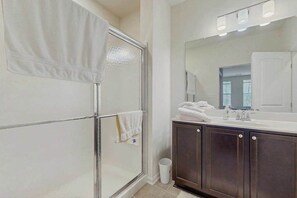 Shower, towels - Friendship Creek Spacious pet friendly townhome w/shared pool (Frankford)