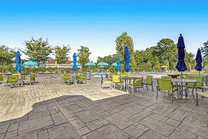 Outdoor dining - Ocean View Beach Club house with shared pool, sports courts, & gym (Ocean View)