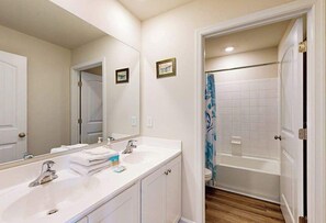 Shower, towels - Ocean View Beach Club house with shared pool, sports courts, & gym (Ocean View)