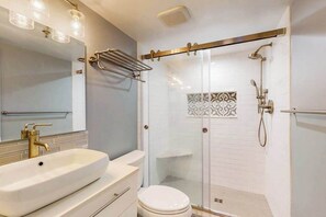 Shower, towels - Sea Colony Ocean 1st floor condo w/ elevator, tennis court, and basketball court (Bethany Beach)