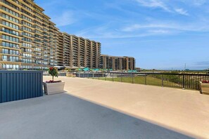 Terrace/patio - Sea Colony Ocean 1st floor condo w/ elevator, tennis court, and basketball court (Bethany Beach)