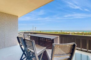 Outdoor dining - Sea Colony Ocean 1st floor condo w/ elevator, tennis court, and basketball court (Bethany Beach)