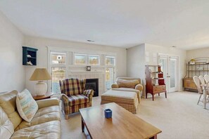 TV, fireplace, offices - Sea Colony Tennis townhome w/community pools, tennis/pickleball, gym (Bethany Beach)