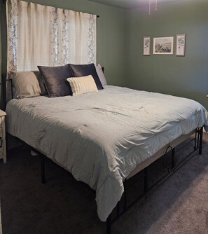 WiFi, bed sheets - Cute 2-bedroom Farmhouse Style House near OBU in Shawnee! (Shawnee)