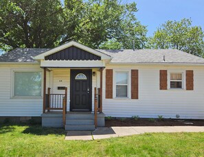 Exterior - Cute 2-bedroom Farmhouse Style House near OBU in Shawnee! (Shawnee)