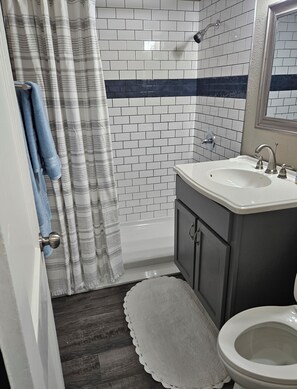 Shower, hair dryer, towels, soap - Cute 2-bedroom Farmhouse Style House near OBU in Shawnee! (Shawnee)