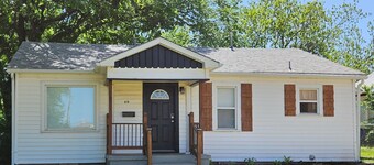 Cute 2-bedroom Farmhouse Style House near OBU in Shawnee!