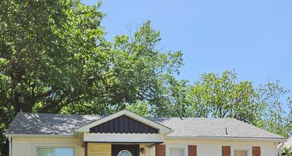 Cute 2-bedroom Farmhouse Style House near OBU in Shawnee!