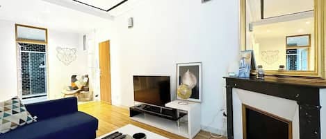 Comfort Apartment, City View | Living area