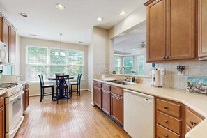 Fridge, microwave, oven, stovetop - Luxury Bayside at Bethany Lakes Townhome with AC, shared pool & tennis court (Ocean View)