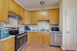 Fridge, microwave, oven, stovetop - Townhomes of Providence dog-friendly townhouse w/shared pool, deck, W/D (Ocean View)