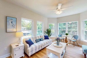 TV, table football, offices - Town of Ocean View Bay Dreams home w/water views, bike to beach (Ocean View)