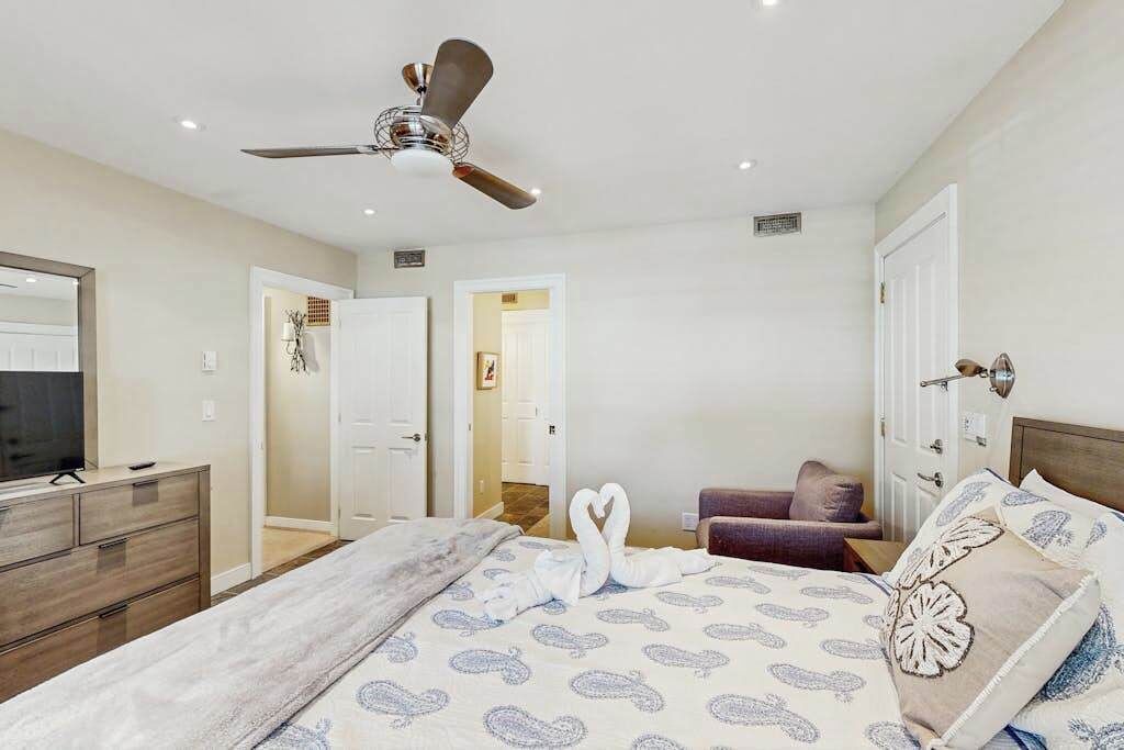 Iron/ironing board, WiFi, bed sheets
