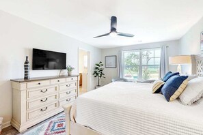 Desk, iron/ironing board, travel cot, WiFi - Friendship Creek - 35058 Dundee St | Charming townhouse with pool & patio (Frankford)