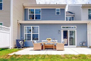Outdoor dining - Friendship Creek - 35058 Dundee St | Charming townhouse with pool & patio (Frankford)