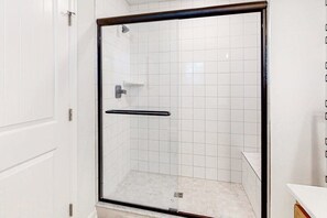 Shower, hair dryer, towels - Friendship Creek - 35058 Dundee St | Charming townhouse with pool & patio (Frankford)