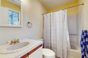 Shower, hair dryer, towels - Bethany Pines townhouse w/community pool & tennis, close to beach (Bethany Beach)