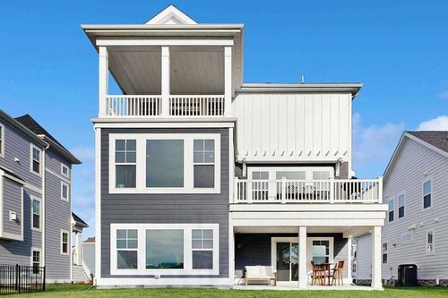 Bayside Resort house w/pools, athletic courts, on-site golf, & shuttle access