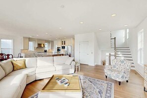 TV, fireplace, DVD player, offices - Bayside Resort house w/pools, athletic courts, on-site golf, & shuttle access (Selbyville)