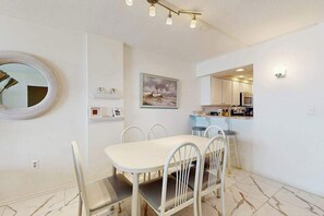 Dining - Oceanfront complex with beach access & charm - pools, tennis, fitness centers (Bethany Beach)