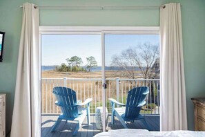 Desk, WiFi, bed sheets - Bayville Shores - Inviting townhome with pool, fitness area, tennis, & W/D (Selbyville)
